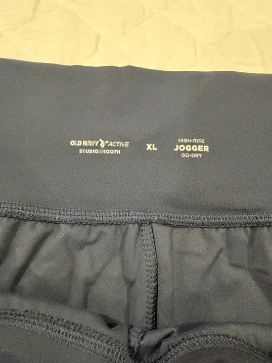 High-waisted StudioSmooth Jogger - Picture 3 of 3